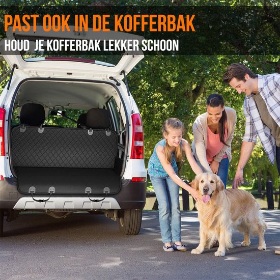 Zwarte autodeken met ruitpatroon in de kofferbak, met een gezin en een golden retriever. Tekst: 'PAST OOK IN DE KOFFERBAK', 'HOUD JE KOFFERBAK LEKKER SCHOON'.