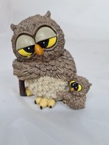 Wisdom friends uiltjes - Beeldjes van beroepen en sporten Uiltje opa met kleinkind - hoogte 9 cm - handgeschilderd - verzameling / sport cadeautjes / beroepen cadeautjes