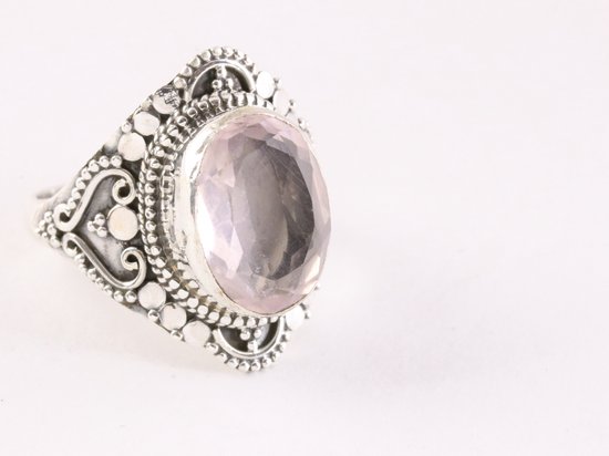Bewerkte zilveren ring met rozenkwarts - maat 16.5