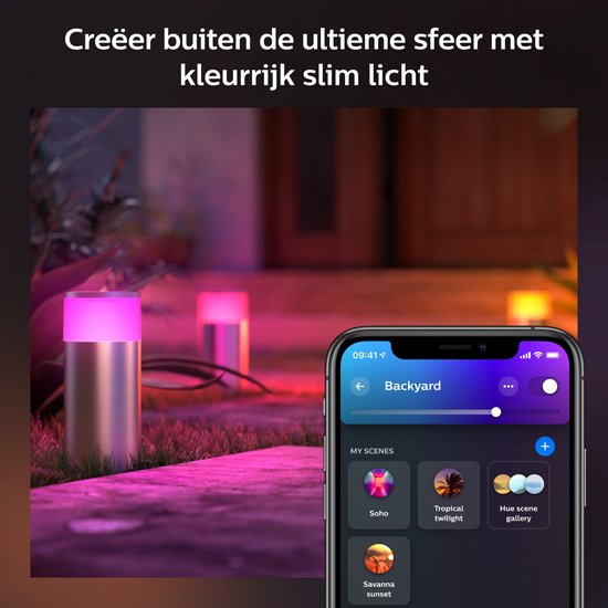 Calla sokkellampen in een tuin, één lamp geeft roze licht. Telefoon toont Hue app.