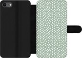 Bookcase Geschikt voor iPhone SE 2020 telefoonhoesje - Stippen - Groen - Wit - Met vakjes - Wallet case met magneetsluiting