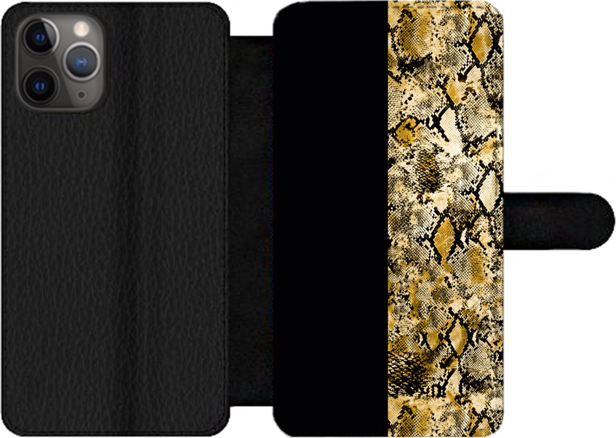 Telefoonhoesje Geschikt voor iPhone 11 Pro Max telefoonhoesje - Slang - Goud - Luxe - Met vakjes - Wallet case met magneetsluiting