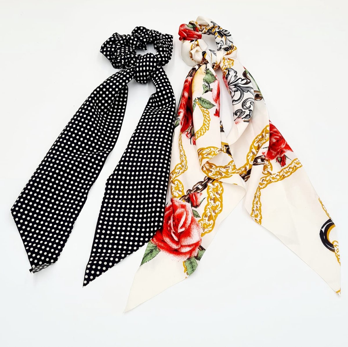 Dames scrunchie strikje Set 2 Stuks-Roos Print, Zwart- Haar accessoire dames- Elastiekje, haarsjaaltje 2- delig - Haarfashion voor vrouwen en meisje