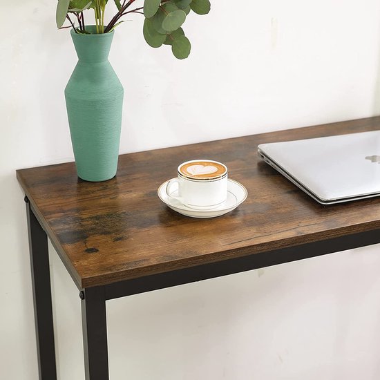 Detail van een bruin houten bartafelblad met zwart frame, met een kopje koffie en een laptop.