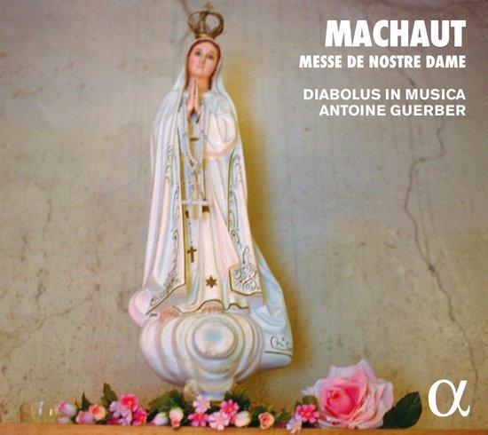 Een beeld van de Maagd Maria met gebogen handen, bedekt met een witte mantel, en versierd met bloemen. De titel "MACHAUT MESSE DE NOSTRE DAME" staat rechtsboven.