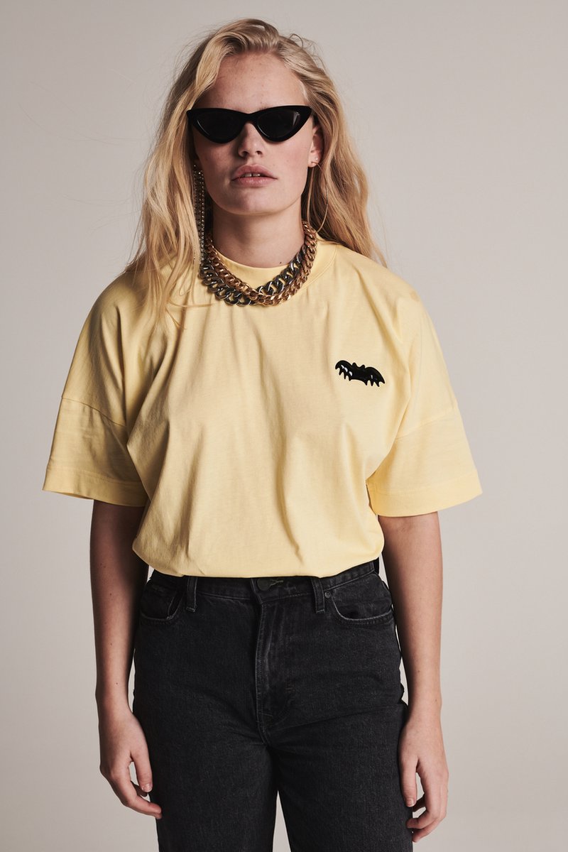 Gluren in het midden van niets schuintrekken zoe karssen - dames - vintage fit t-shirt met vleermuis-artwork - raffia  geel - s | bol.com