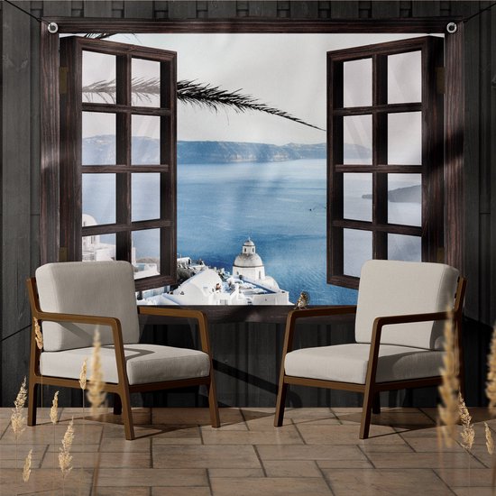 Tuindoek doorkijk door openslaand venster naar een baai in Griekenland- 130x95 cm - tuinposter - tuinposter doorkijkje – Doorkijk tuinposter - tuinposter doorkijk xxl – Balkondoek - Tuinposter buiten strand, zee, bergen