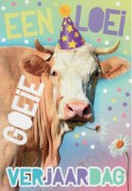 Een loeigoeie verjaardag! Een grappige wenskaart met een koe die een feestmuts op heeft. Versierd met feestelijke stippen en margrietjes. Een dubbele wenskaart inclusief envelop en