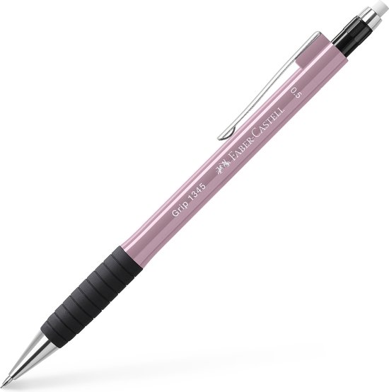 Roze Faber-Castell Grip 1345 vulpotlood met metalen clip en zwarte grip, schuin van voren gefotografeerd.
