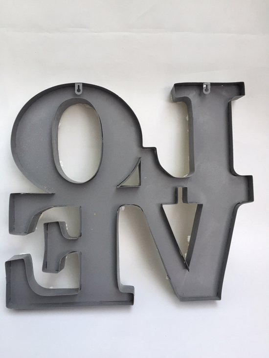 Groot en prachtige letter LOVE van zink versierd met kunst bloemen en