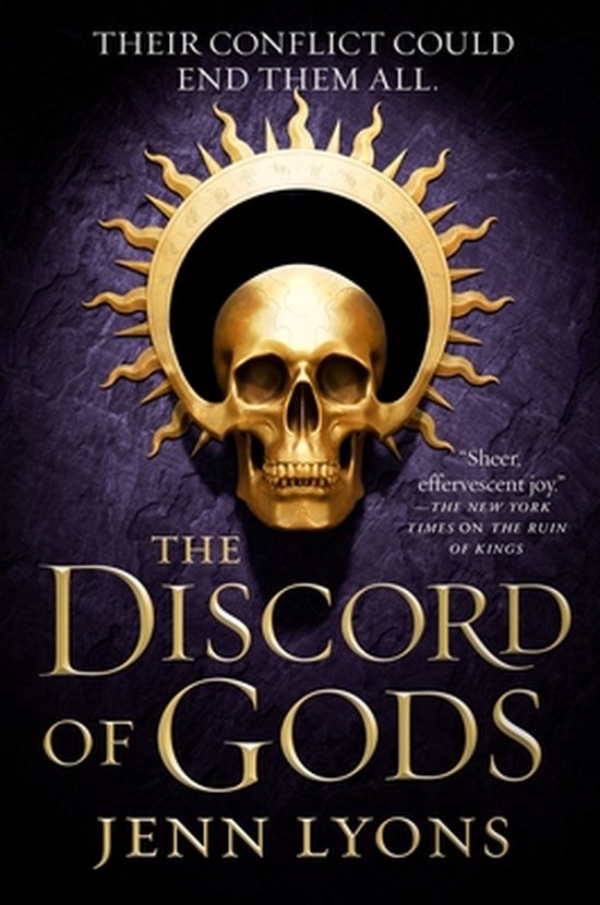 Boekcover: De titel 'The Discord of Gods' staat in gouden letters. In het midden een gouden schedel met een zon-achtige krans.