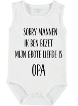 Baby Rompertje met tekst 'Sorry mannen ik ben bezet, mijn grote liefde is opa' | mouwloos l | wit zwart | maat 62/68 | cadeau | Kraamcadeau | Kraamkado