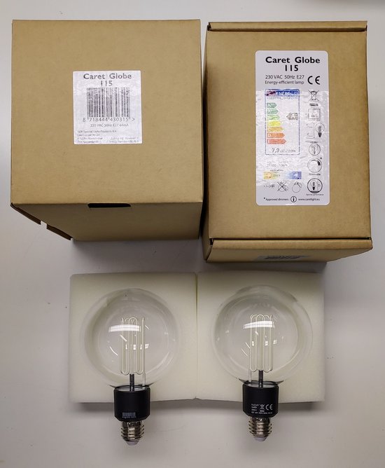 Twee NDF Caret Globe 115 lampen in verpakking, met transparante bollen en spiraalvormige filamenten.
