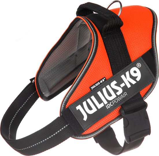 Oranje hondentuig met zwarte banden en reflecterende rand. Het Julius-K9 IDC®Powair logo staat op een zwart label.