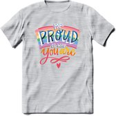 Be Proud Of Who You Are | Pride T-Shirt | Grappig LHBTIQ+ / LGBTQ / Gay / Homo / Lesbi Cadeau Shirt | Dames - Heren - Unisex | Tshirt Kleding Kado | - Licht Grijs - Gemaleerd - 3XL