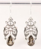 Opengewerkte zilveren oorbellen met rookkwarts