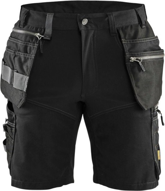 Short de travail noir avec de nombreuses poches, fermetures éclair et passants. Ceinture avec fermeture boutonnée.
