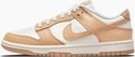 Nike Dunk Low sneakers in wit met oranje overlays en een gum-zool.