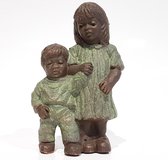 Geert Kunen / Skulptuur / Beeld / kinderen hand in hand - bruin / groen - 10 x 6 x 16 cm hoog.