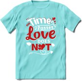 Time Passes Love Does Not - Valentijn T-Shirt | Grappig Valentijnsdag Cadeautje voor Hem en Haar | Dames - Heren - Unisex | Kleding Cadeau | - Licht Blauw - M