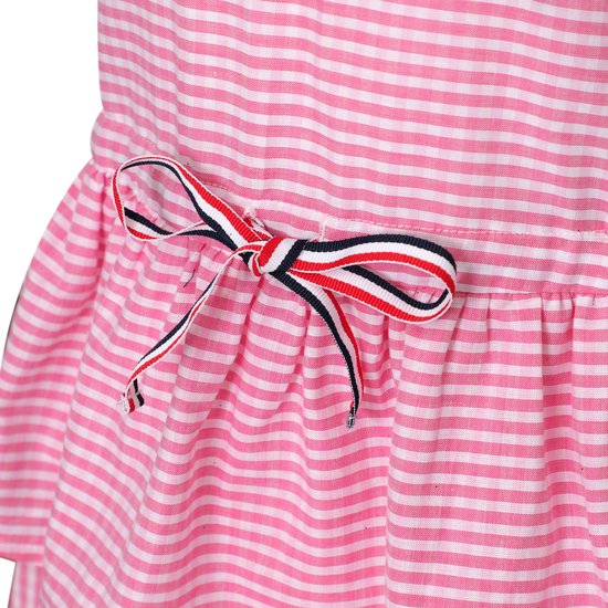 Roze jurk met fijne strepen en een gestreepte strik in de taille.