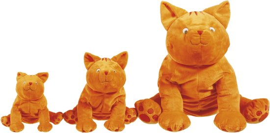 Drie oranje knuffelkatten van verschillende groottes, zittend op een witte achtergrond.