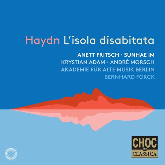 CD hoes met blauwe achtergrond. Titel: Haydn L'isola disabitata in roze en wit. Onder andere Annett Fritsch, Sunhae Im, Krystian Adam, André Morsch, Akademie Für Alte Musik Berlin, Bernhard Forck. Rode berglandschap met reflectie.