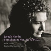 Joseph Haydn Symphonies Nos. 31, 70 & 101. Close-up van een man met krullend haar die naar rechts kijkt. Robin Ticciati, Scottish Chamber Orchestra.
