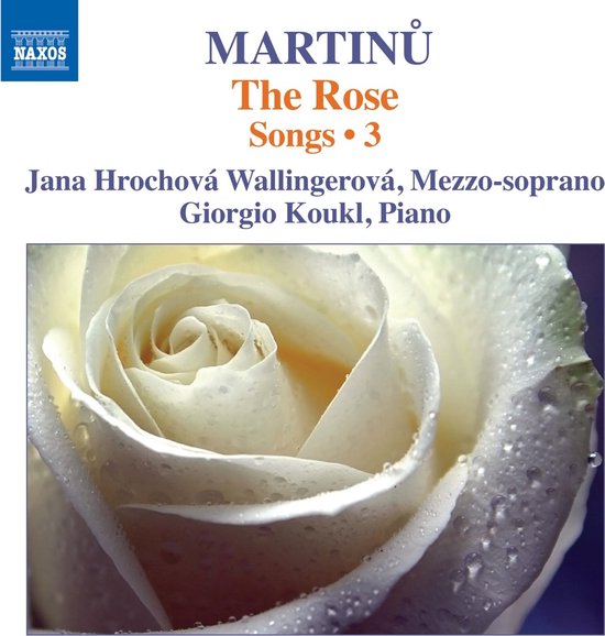 Close-up van een witte roos met waterdruppels, getiteld "The Rose Songs 3 Martinů".