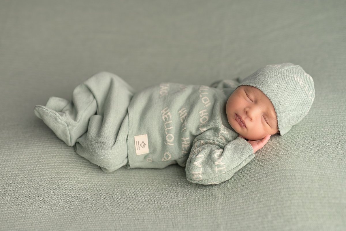Baby pakket pasgeboren newborn kraamcadeau jasje muts broek en tasje van biologisch katoen
