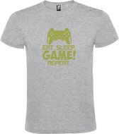 Grijs t-shirt met tekst 'EAT SLEEP GAME REPEAT' print Goud size L