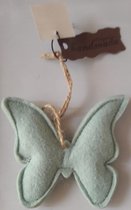 Complétez votre ambiance cosy avec ce papillon décoratif (10 cm x 12 cm). D'une douce couleur vert menthe et équipé d'une ficelle avec laquelle ce papillon légèrement rembourré peut être accroché. Pour vous-même ou commandez un cadeau