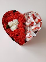 Moederdag cadeau-chocoladedoos met bloemen (L10x B 10 x H10 cm)