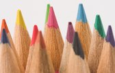 Dibond - Crayon - Crayons en blanc/jaune/rouge/bleu - 120 x 180 cm.