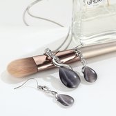 Parure de Bijoux (noir) - Collier avec pendentif et boucles d'oreilles assorties.