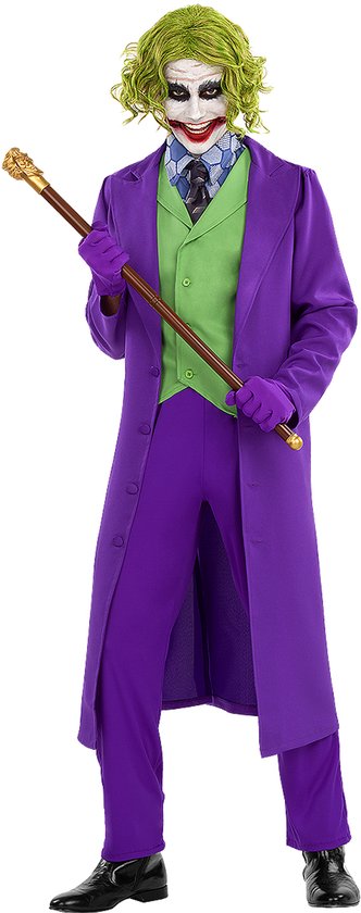 Een man met groen haar en Joker-make-up poseert met een wandelstok in een paars kostuum, groen vest en paarse handschoenen.