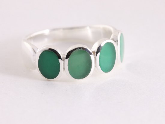 Hoogglans zilveren ring met groene agaat - maat 17