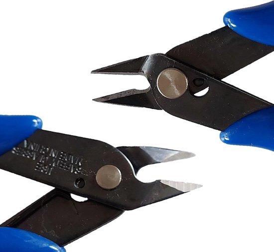 Twee mini kniptangen met blauwe handvatten en zwarte metalen bekken.