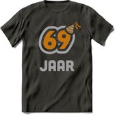 69 Jaar Feest T-Shirt | Goud - Zilver | Grappig Verjaardag Cadeau Shirt | Dames - Heren - Unisex | Tshirt Kleding Kado | - Donker Grijs - S