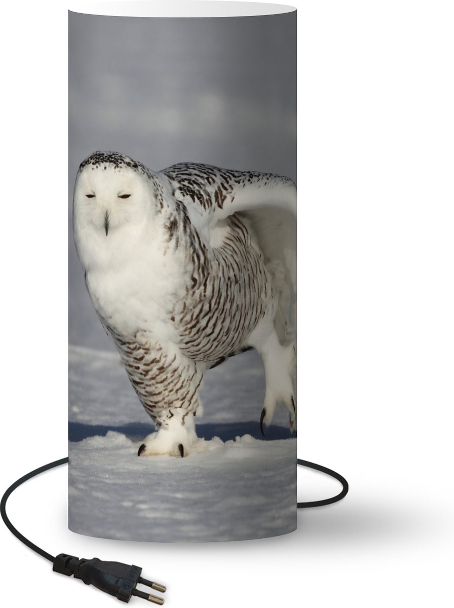 Lamp - Nachtlampje - Tafellamp slaapkamer - Sneeuwuil rekt zich uit in de sneeuw - 33 cm hoog - Ø14.3 cm - Inclusief LED lamp