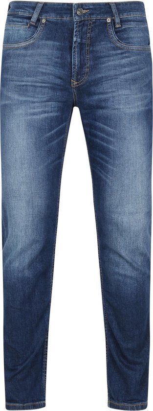 Voorzijde van een donkerblauwe jeans met licht vervaagde delen bij de knieën en enkels.