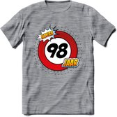 98 Jaar Hoera Verkeersbord T-Shirt | Grappig Verjaardag Cadeau | Dames - Heren | - Donker Grijs - Gemaleerd - XL