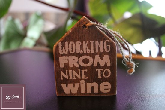 Pendentif en bois en forme de maison avec l'inscription 'WORKING FROM NINE TO WINE' en lettres blanc cassé. Avec une ficelle.