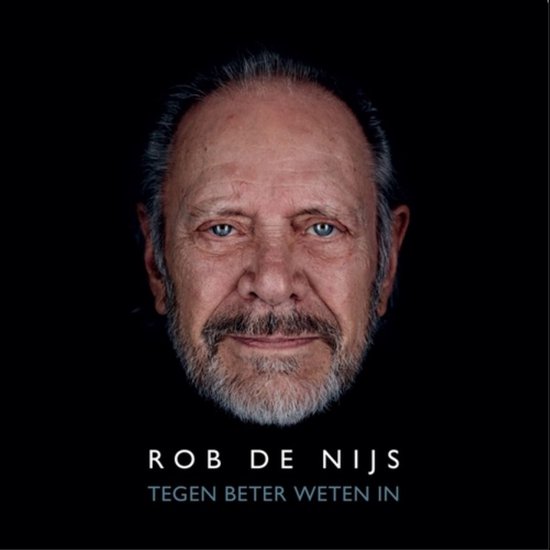 Portret van Rob de Nijs met baard en grijzend haar.