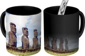 Magische Mok - Foto op Warmte Mok - Zijaanzicht van de stenen beelden Moai op de Paaseilanden - 350 ML