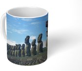 Mok - Zijaanzicht van de rij Moai beelden op Paaseiland - 350 ML - Beker