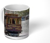 Mok - Een tram rijdt langs de vintage huizen in San Francisco - 350 ML - Beker