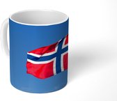 Mok - Noorse vlag die in de blauwe lucht wappert - 350 ML - Beker