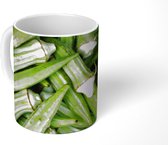 Mok - Close-up van een stapel okra - 350 ML - Beker