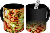 Magische Mok - Foto op Warmte Mok - Gekleurde cayennepepers op een hoop - 350 ML